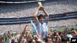 Maradona brandit la Coupe du monde après la victoire de l'Argentine sur l'Allemagne de l'Ouest 3-2, en finale à Mexico, Mexique, 29 juin, 1986.