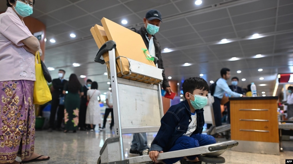 Một đứa trẻ mang khẩu trang tại phi trường quốc tế Yangon ngày 31/1/2020. HHK Myanmar đình chỉ các chuyến bay sang TQ sau khi WHO tuyên bố tình trạng khẩn cấp y tế toàn cầu do virus nCoV. (Photo by Ye Aung THU / AFP) 