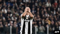 Dan wasan Juventus Cristiano Ronaldo, yana takaicin ficewa daga gasar UEFA