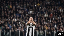 Reaksi Cristiano Ronaldo pada laga penyisihan Grup H Liga Champions antara Juventus vs Man United, di Turin, 7 November 2018.