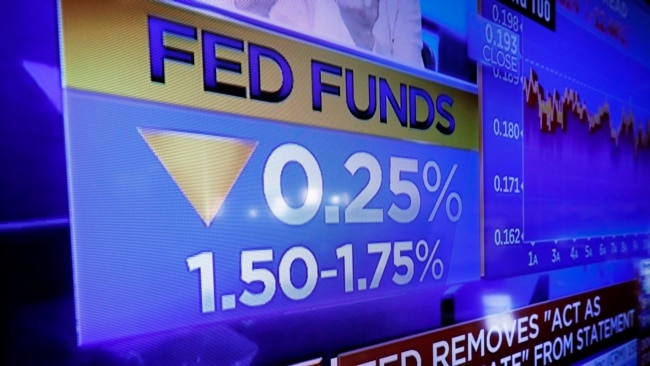 2019年10月30日纽约证券交易所电视屏幕上显示美联储今年第三次降息 （美联社照片）