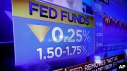 30일 미국 뉴욕 증권거래소 전광판에 연방준비제도가 기준금리를 1.75~2.00%에서 1.50~1.75%로 0.25% 포인트 내렸다는 뉴스가 나오고 있다.