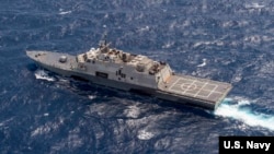 Tàu chiến Mỹ USS Fort Worth trong một cuộc tuần tra ở Biển Đông cùng với tàu khu trục tên lửa dẫn đường USS Lassen. (Ảnh: Joe Bishop/Hải quân Hoa Kỳ).