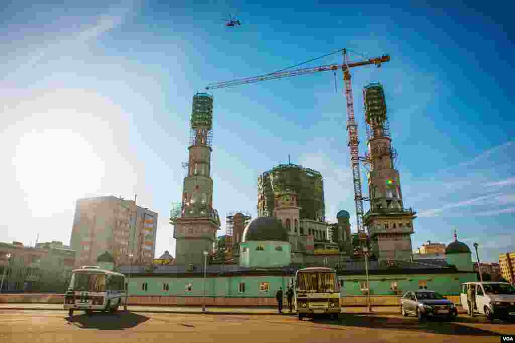 Twin minarets of Moscow's new Cathedral Mosque rise over the green painted madrassa, a religious school which dates to the original construction in 1904. (Vera Undritz for VOA)