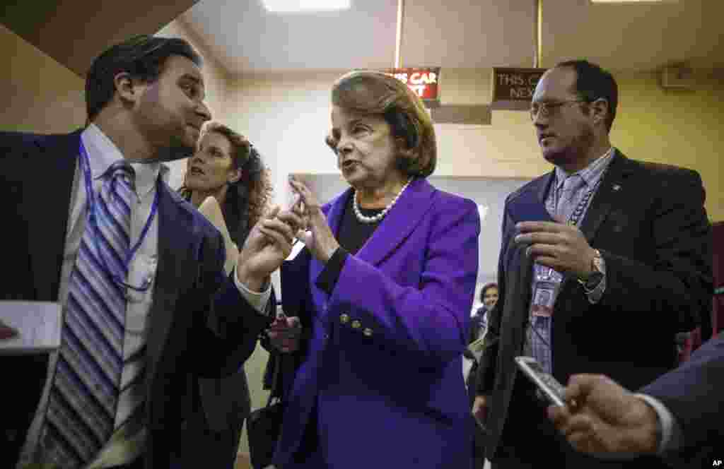 La présidente du &nbsp;comité du renseignement du Sénat, la sénatrice Dianne Feinstein (Californie) est poursuivie par des journalistes au Capitole à Washington, 9 décembre 2014. Ce comité vient de publier un rapport sur les techniques d&#39;interrogatoire brutales de la CIA dans des installations secrètes basées à l&#39;étranger après les attaques terroristes du 11 septembre 2001. &nbsp;