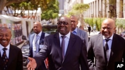 Le ministre des Finances Nhlanhla Nene, au centre, arrive au Parlement au Cap, en Afrique du Sud, le 25 février 2015.