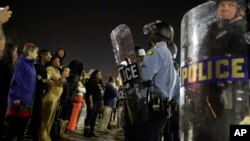 미국 퍼거슨 시에서 지난 11일 밤 시위대와 경찰이 대치하고 있다.