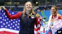 La estadounidense Lilly King celebra su medalla de oro en los 100 metros mariposa. A la derecha aparece Yulia Efimova, medalla de plata.