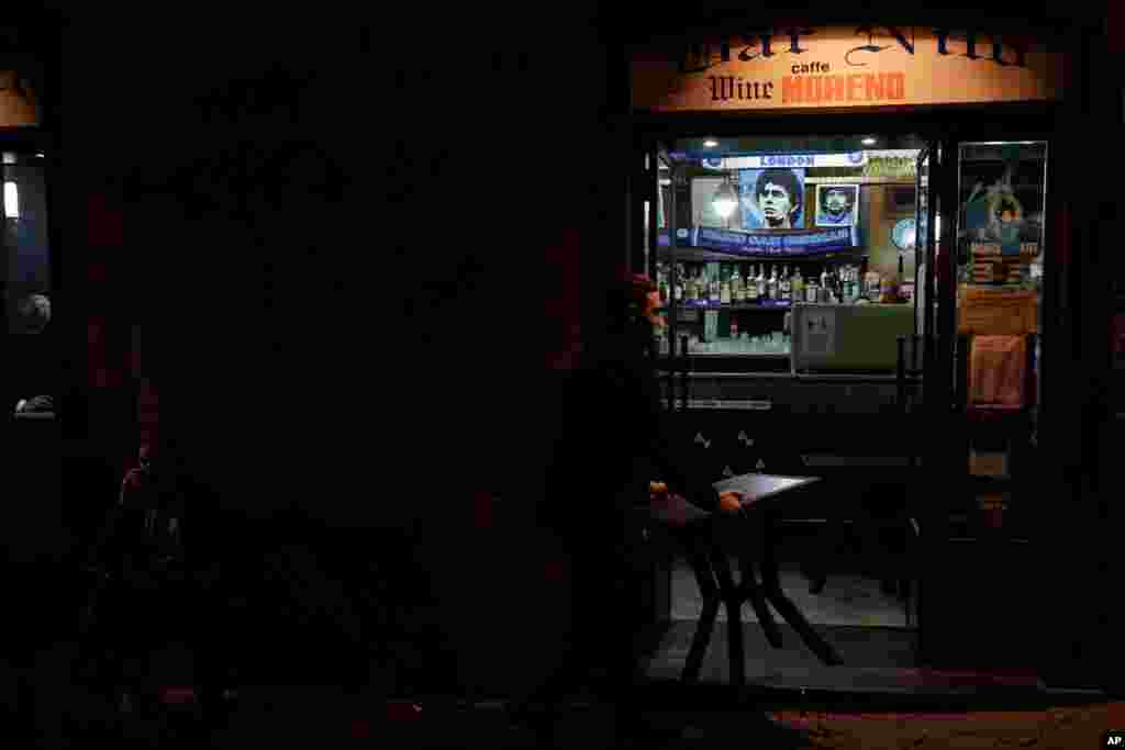 이탈리아 나폴리의 술집 바텐더가 가게 문을 닫기 전에 밖에 놓여있던 탁자를 안으로 치우고 있다. 나폴리가 위치한 캄파니아와 토스카니 지역이 신종 코로나바이러스 감염 위험 지역으로 지정됐다.