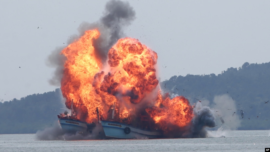 Hải quân Indonesia cho nổ các tàu cá bị bắt ngoài khơi đảo Batam, ngày 20/10/2015.