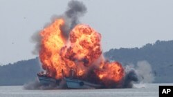 Kapal nelayan asing ilegal yang diledakkan oleh TNI Angkatan Laut di lepas pantai Batam, Oktober 2015. (AP/Kanwa)