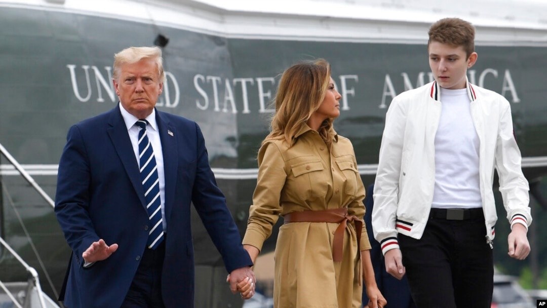 Presiden Donald Trump, Ibu Negara Melania Trump, dan putra mereka, Barron Trump, turun dari helikopter Kepresidenan, Marine One, di Bandara Morristown, New Jersey, 16 Agustus 2020. 