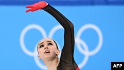 俄罗斯花样滑冰运动员卡米拉·瓦利耶娃（Kamila Valieva）在2022年北京冬季奥运会上比赛。（法新社）
