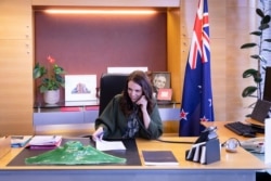 Kantor Perdana Menteri Selandia Baru, Perdana Menteri Jacinda Ardern berbicara dengan Presiden terpilih AS Joe Biden melalui telepon di kantornya di Wellington, Selandia Baru, Senin, 23 November 2020. (Foto: AP)