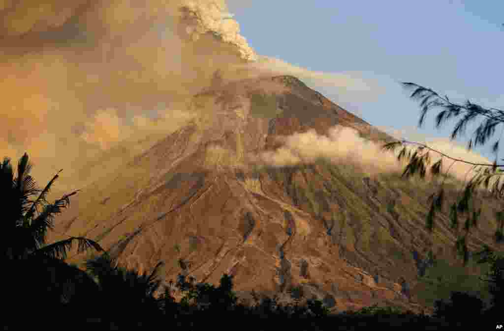 Mayon volcano spews lava, Jan. 24, 2018. Mount Mayon has spewed lava up to 600 meters (2,000 feet) high at times Tuesday and early Wednesday and its ash plumes stretched up to 5 kilometers (3 miles) above the crater.