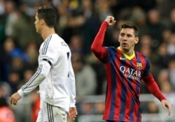 Pemain Barcelona Lionel Messi dari Argentina, melakukan selebrasi tepat di samping pemain Real Madrid Cristiano Ronaldo setelah mencetak gol ke-2 timnya saat pertandingan sepak bola La Liga Spanyol di stadion Santiago Bernabeu di Madrid pada 2014. (Foto: AP)