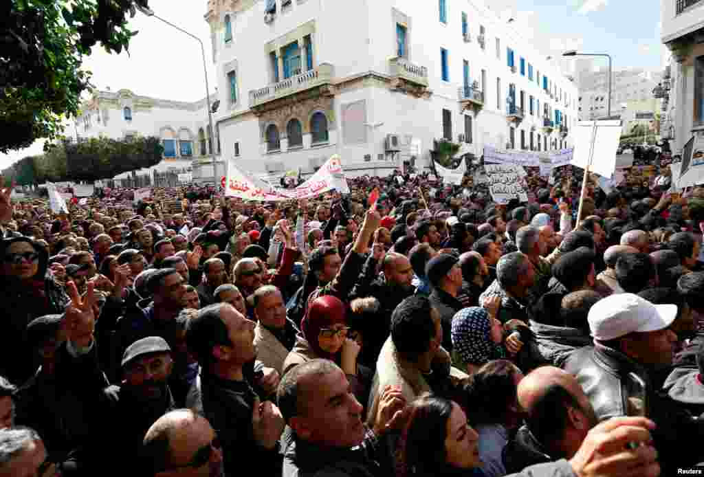 تظاهرات معلمان و استادان تونسی علیه بودجه سال آینده رو به روی وزارت آموزش و پرورش در شهر تونس.