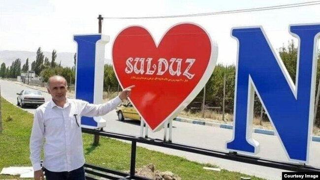 Sulduz şəhərinin girişində lövhə