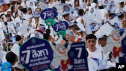 Hàng trăm nhân viên chính phủ tham dự một cuộc tuần hành nhằm mục đích khuyến khích người dân bỏ phiếu trong cuộc trưng cầu hiến pháp diễn ra Chủ nhật (6/8), tại Bangkok, Thái Lan, ngày 04 tháng 8 2016.