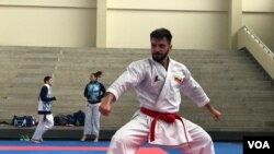 Antonio Díaz, karateca de la selección de Venezuela, entrena durante los Juegos Panamericanos, celebrados en Lima, Perú. Foto: Alejandra Arredondo - VOA.