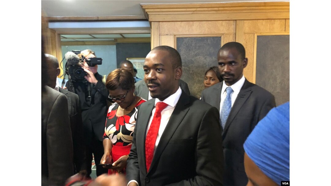 Nelson Chamisa, leader of of the Movement for Democratic Change Alliance(MDC), speaks to reporters in Harare, Zimbabwe, July 12, 2018. Chamisa is expected to meet with members of the Zimbabwe Electoral Commission over a presidential ballot paper which he says gives an unfair advantage to President Emmerson Mnangagwa. (S. Mhofu/VOA)