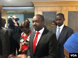 Nelson Chamisa, leader of of the Movement for Democratic Change Alliance(MDC), speaks to reporters in Harare, Zimbabwe, July 12, 2018. Chamisa is expected to meet with members of the Zimbabwe Electoral Commission over a presidential ballot paper which he says gives an unfair advantage to President Emmerson Mnangagwa. (S. Mhofu/VOA)