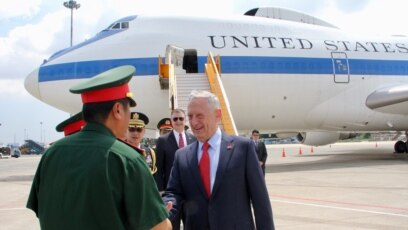 BTQP Hoa Kỳ Jim Mattis (phải) bắt tay với một giới chức VN sau khi đặt chân xuống sân bay Tân Sơn Nhất ngày 16/10/2018.