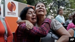 Người ủng hộ Tổng thống Hugo Chavez khóc khi nghe tin ông qua đời ở Caracas, Venezuela, ngày 5/3/2013