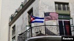 La banderas de Estados Unidos y Cuba ondean en algunos edificios de La Habana, en anticipación a la histórica visita del presidente Barack Obama. 