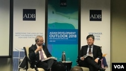 亚洲开发银行首席经济学家泽田康幸（右）在华盛顿智库卡内基和平基金会介绍亚行新发表的《亚洲发展展望》报告。（萧洵 摄影）