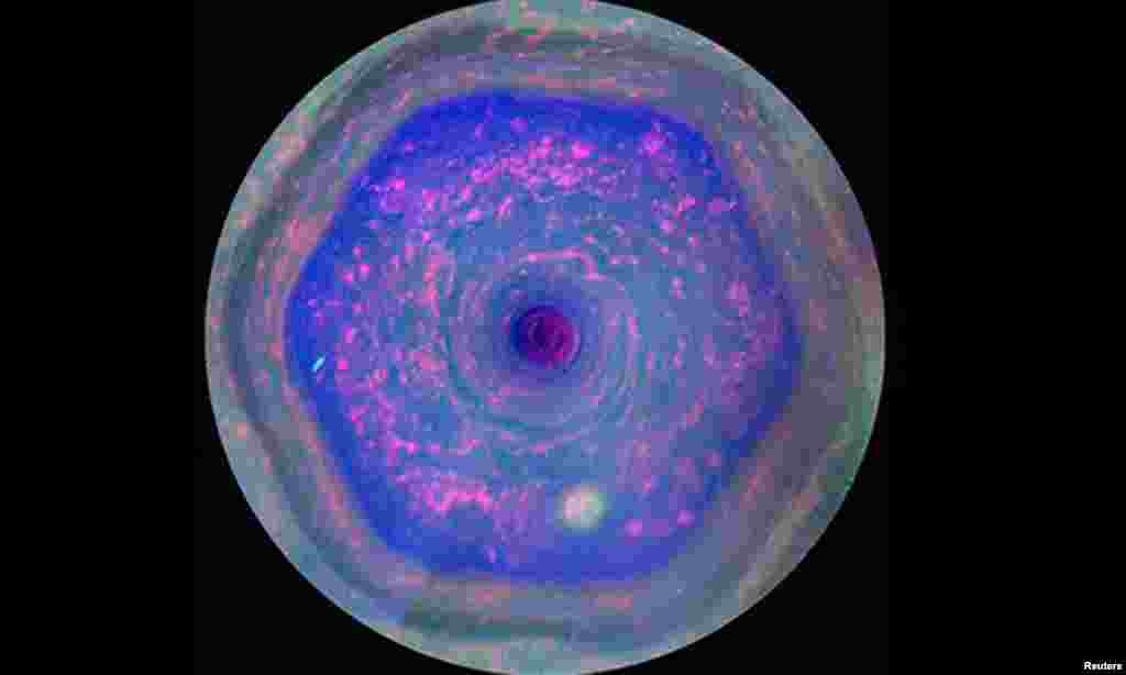 Foto kutub utara planet Saturnus yang berbentuk Heksagon (segi enam berwarna biru) diambil oleh wahana antariksa Cassini milik NASA. 