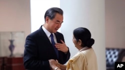 印度外长斯瓦拉杰与中国外长王毅握手（2017年12月11号 资料照 ）
