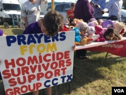 The Homicide Survivors Support Group offers grief counseling in Sutherland Springs, Texas, Nov. 7, 2017. Founder Donna Watkins says the teddy bears represent children who were among the 26 people slain. (G. Tobias/VOA)