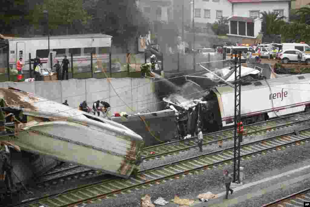 Algunos de los vagones solamente son hierros retorcidos después del trágico accidente en Santiago de Compostela que dejó más de 40 muertos.