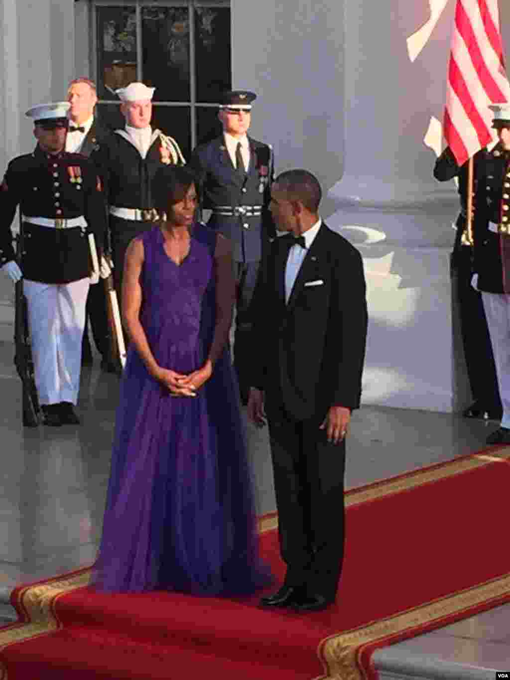 奥巴马总统和第一夫人在白宫正门等待安倍晋三夫妇时亲密交谈。（美国之音张蓉湘拍摄）