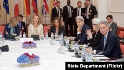 2015年7月9日奥地利维也纳: 欧盟外交和安全政策高级代表费代丽卡·莫盖里尼(中)、美国国务卿克里和英国外交大臣哈蒙德(右一)