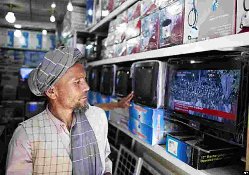 A man walks past a television reporting the death of al-Qaida leader Osama bin Laden, Kabul, Afghanistan, May 2, 2011 (Reuters)