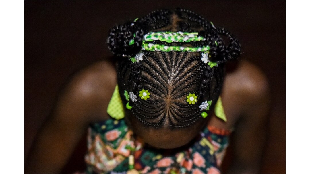 Seorang wanita menampilkan gaya rambut Afro selama kontes ke-9 penata rambut Afro. (Foto: AFP/Luis Robayo)