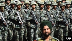 印度士兵與中國士兵。