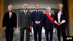 Le général François Meyer, Salah Abdelkrim et Bornia Tarall avec le président français Emmanuel Macron et la ministre adjointe de la Défense Geneviève Darrieussecq après avoir été récompensés lors d'une cérémonie à la mémoire des Harkis, le 20 septembre 2021.