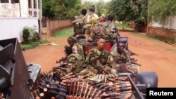 지난 3월 중앙아프리카 공화국의 수도 방기에서 미셸 조토디아 수반이 이끄는 셀레카 반군 단체가 순찰을 돌고 있다. (자료사진)
