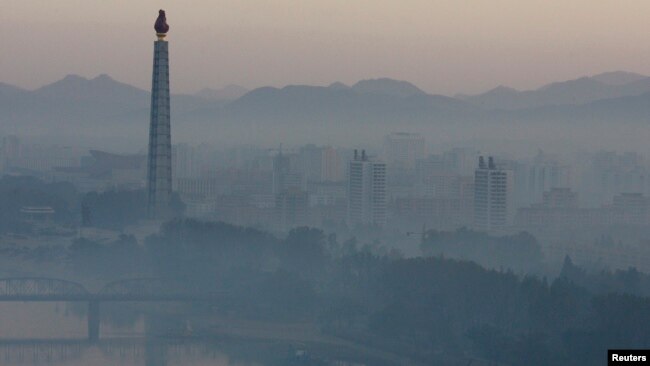 북한 평양의 주체탑과 건물들이 새벽 안개에 쌓여있다. (자료사진)