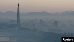 북한 평양의 주체탑과 건물들이 새벽 안개에 쌓여있다. (자료사진)
