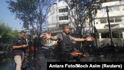 Polisi berjaga-jaga di lokasi terjadinya ledakan di Gereja Pusat Pantekosta Surabaya (GPPS) di Surabaya, Jawa Timur, 13 Mei 2018 (foto: Antara/Moch Asim/via REUTERS)