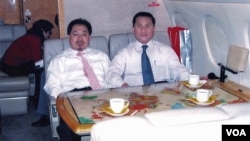 미국으로 망명한 전 39호실 고위관리 리정호(오른쪽) 씨가 지난 2006년 12월 홍콩 거부 쉬징화(영어명 샘파)의 전용비행기를 타고 평양으로 향하고 있다. 리 씨는 쉬징화와 북한 서해 지역 석유탐사 계약을 성사시켰다.