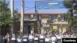 اعتراضات معلمان در ایران - تصویری از تجمع الیگودرز