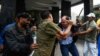 Golpean a líder opositor venezolano 