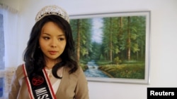 Miss World Canada Anastasia Lin poses with her crown before an interview at her home in Toronto, Ontario Nov. 10, 2015. 