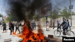 Afghan protesters set a fire during a protest in Kabul, Afghanistan, June 2, 2017. A rally against the government Friday following Wednesday’s devastating truck bomb attack in Kabul saw hours of angry confrontation between protesters and police.