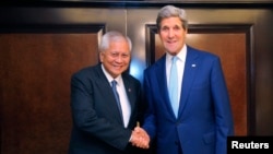 美国国务卿克里（右）与菲律宾外长罗萨里奥在会谈前握手 （资料照片）